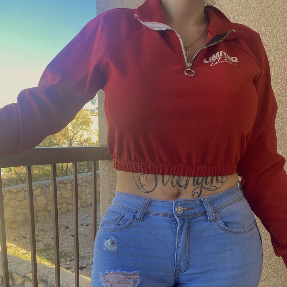 Red zip up crop top long sleeve!❤️
